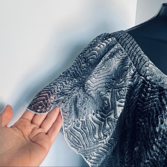 TAHARI Sheer silk blouse - Picture 6 of 8